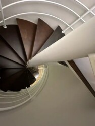 4-��������� �������� � 350 �² � 9/9 ����, ��������� 63 � ��������� ��������� ���� 21