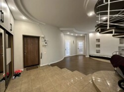 4-��������� �������� � 350 �² � 9/9 ����, ��������� 63 � ��������� ��������� ���� 22