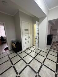 4-��������� �������� � 70 �² � 3/5 ����, ��� �����, ���������� 3 � ������ ���������� ���� 10