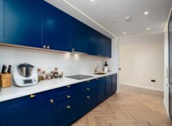 3-��������� �������� � 139.2 �² � 11/22 ����, ���-������ 77/2 ���� 17