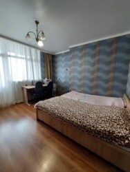 3-��������� �������� � 90 �² � 10/13 ����, ����������� � ���-������ ���� 13