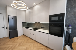 4-��������� �������� � 110 �² � 8/11 ����, ��������� 84/2 ���� 7